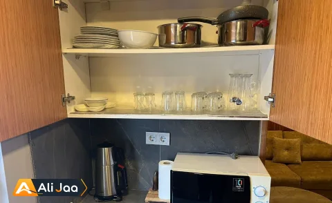 سوئیت رویال با طراحی چوبی و ویوی شهر، نزدیکِ میدان تکسیم — عکس ۹