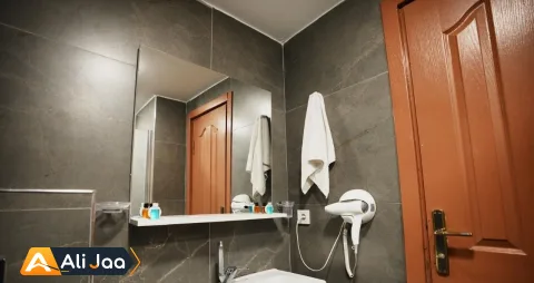 سوئیت رویال با طراحی چوبی و ویوی شهر، نزدیکِ میدان تکسیم — عکس ۱۵