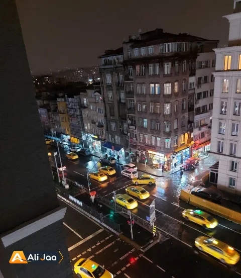 سوئیت رویال با طراحی چوبی و ویوی شهر، نزدیکِ میدان تکسیم — عکس ۲۱
