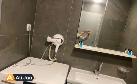 سوئیت یک‌خوابهٔ کوئین در بی‌اوغلو، ۶۵۰ متر تا تکسیم — عکس ۱۴