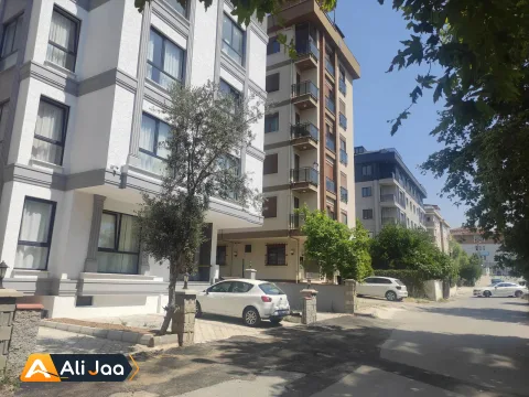 آپارتمانِ دوخوابهٔ نوساز با حیاط و پارکینگ در مال‌تپه، نزدیکِ دریا — عکس ۲