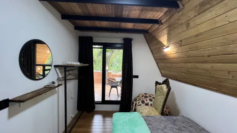 کلبه سویسی جکوزی دار در چمستان — عکس ۴