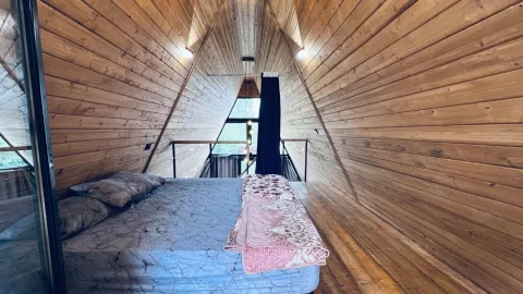 کلبه سویسی جکوزی دار در چمستان — عکس ۵