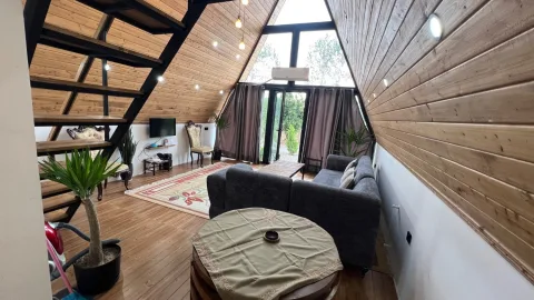 کلبه سویسی جکوزی دار در چمستان — عکس ۶