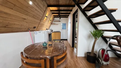 کلبه سویسی جکوزی دار در چمستان — عکس ۸